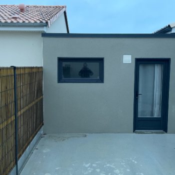 Annexe en béton enduit Toit Terrasse